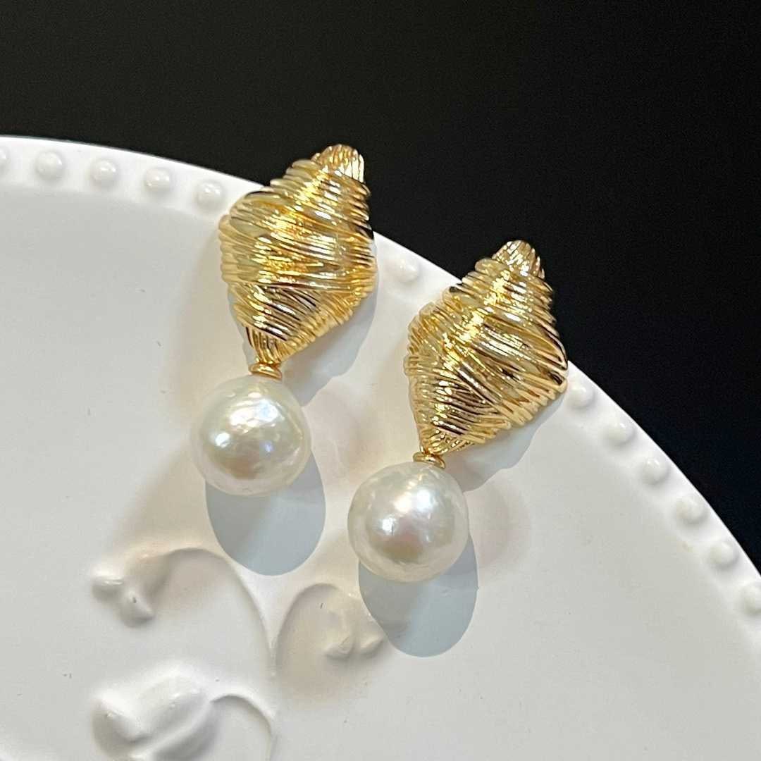 Strong Luster Baroque Freshwater Pearl Earrings: Title: Strong Luster Baroque Freshwater Pearl Earrings Description: These earrings are designed in an abstract art style, showcasing unique personality and grandeur. The 10-11mm Baroque freshwater