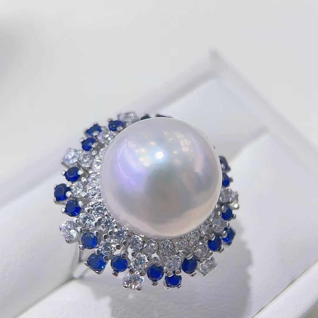 925 Silver High-Quality Edison Pearl Ring: Title: 925 Silver High-Quality Edison Pearl Ring Description: This ring features a high-quality Edison pearl, nearly round with slight blemishes and a mirror-like luster. The 925 silver setting is cra
