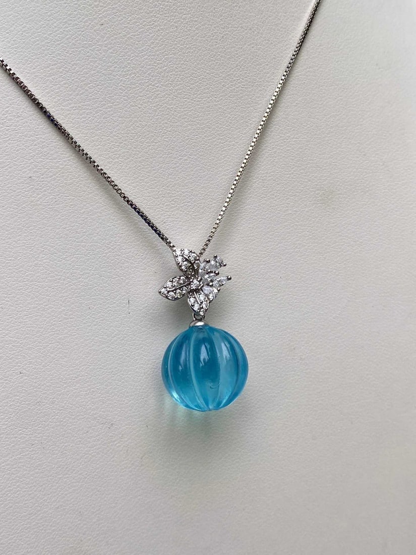 Aquamarine Pendant: Title: Aquamarine Pendant Description: This aquamarine pendant showcases a captivating blue hue, with a watery and pure appearance. Paired with an s925 silver clasp, it is simple yet elegant.