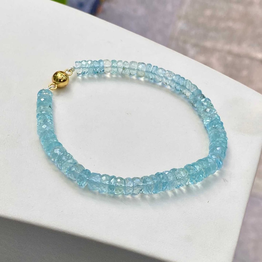Natural Aquamarine Bracelet: Title: Natural Aquamarine Bracelet Description: This bracelet is crafted from natural aquamarine, showcasing a fresh and elegant style. Each bead is carefully selected to ensure its purity without