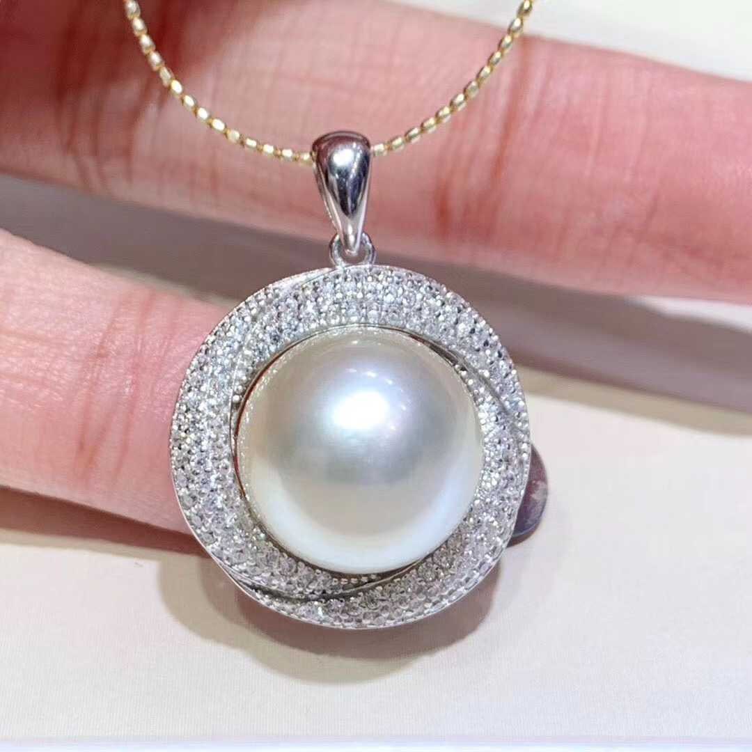 925 Sterling Silver Pearl Pendant: Title: 925 Sterling Silver Pearl Pendant Description: This pendant showcases the strong luster of the pearl, reminiscent of high-quality Australian white pearls. The pearl measures 12-13mm in