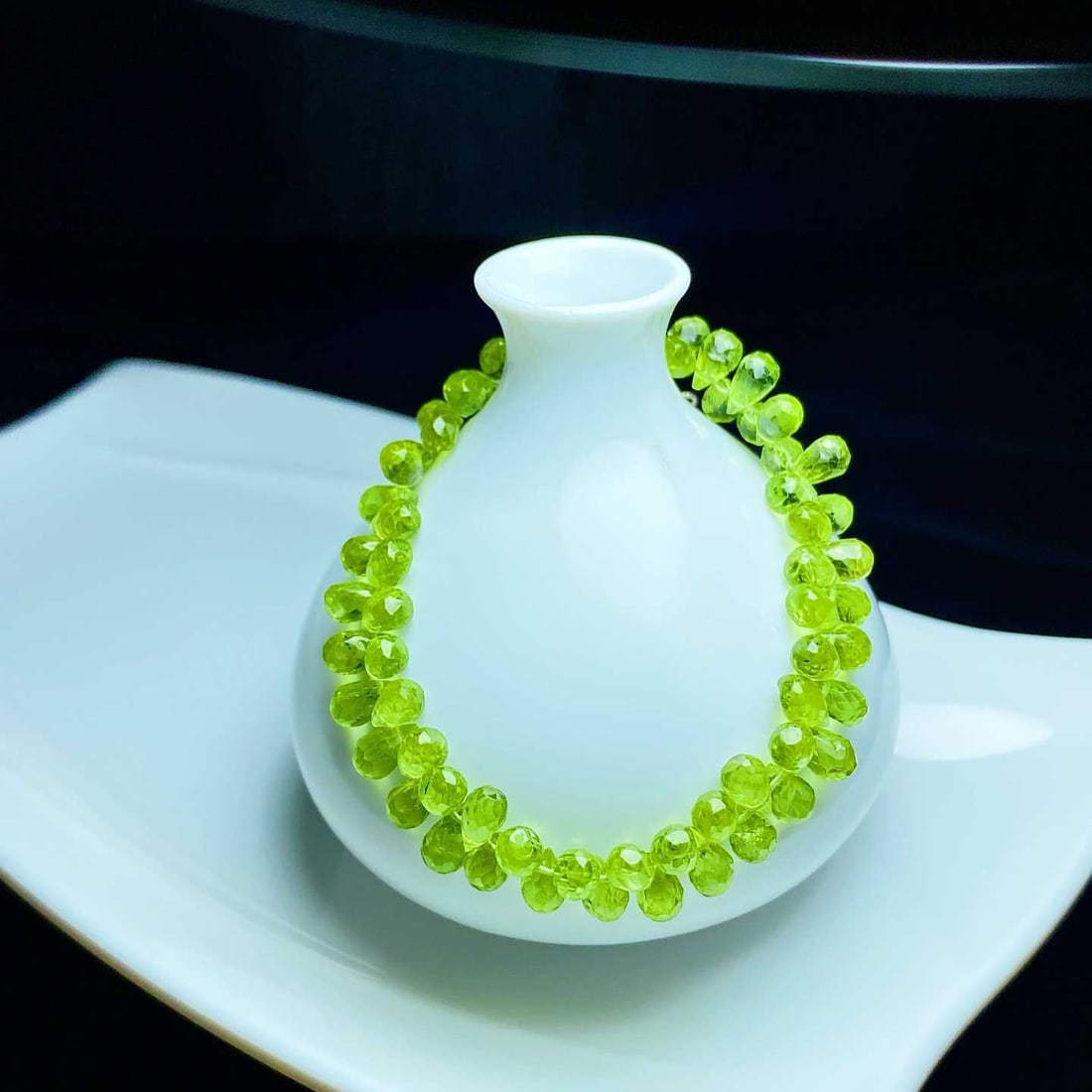 Natural Peridot Bracelet: Title: Natural Peridot Bracelet Description: This natural peridot bracelet features transparent crystals and vibrant colors, showcasing a unique fresh charm. Peridot, with its distinctive color and
