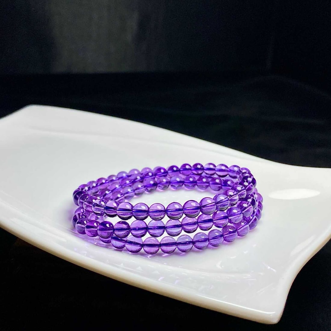 Natural Amethyst Multi-loop Bracelet: Title: Natural Amethyst Multi-loop Bracelet Description: This natural amethyst bracelet is renowned for its rich purple hue, exuding a noble and elegant aura. Amethyst is known as the stone of love