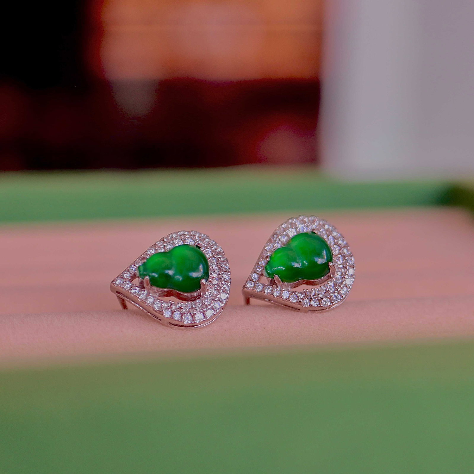 S925 Sterling Silver Natural Jadeite Earrings: Title: S925 Sterling Silver Natural Jadeite Earrings Description: These earrings feature natural jadeite as the main stone, showcasing a simple yet elegant design. The jadeite gourd shape is exquisite