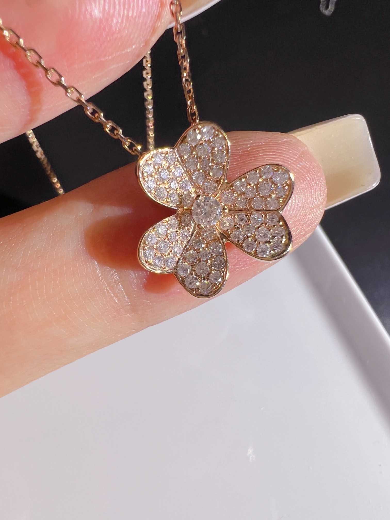18K Gold Diamond Clover Necklace: Title: 18K Gold Diamond Clover Necklace Description: This 18K gold necklace is inspired by the classic clover design, fully set with diamonds, showcasing a perfect blend of elegance and luxury. The