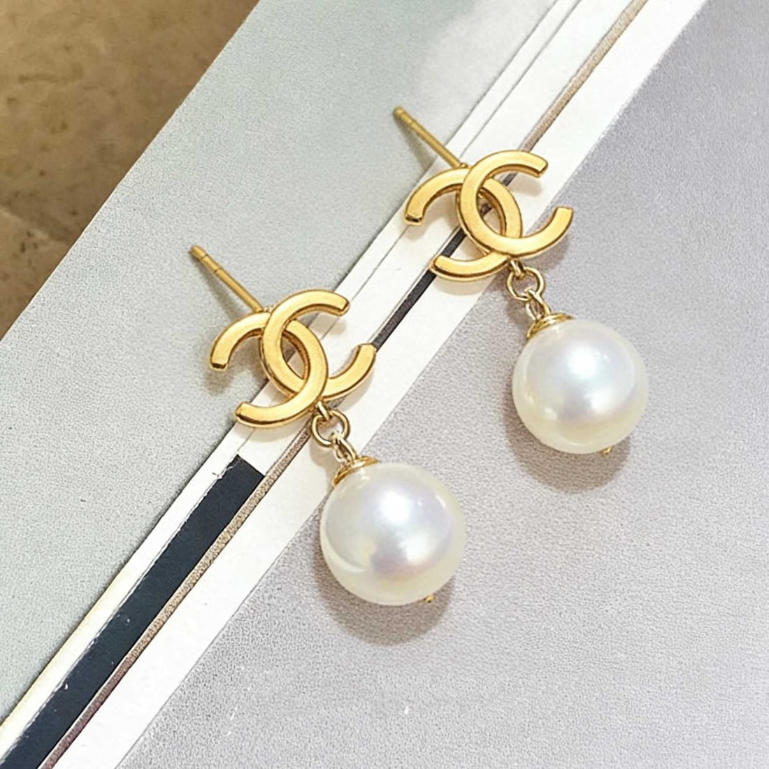 18K Gold Natural Pearl Earrings: Title: 18K Gold Natural Pearl Earrings Description: These earrings are crafted from 18K gold and feature natural pearls, exuding elegance and nobility. The luster of the pearls complements the