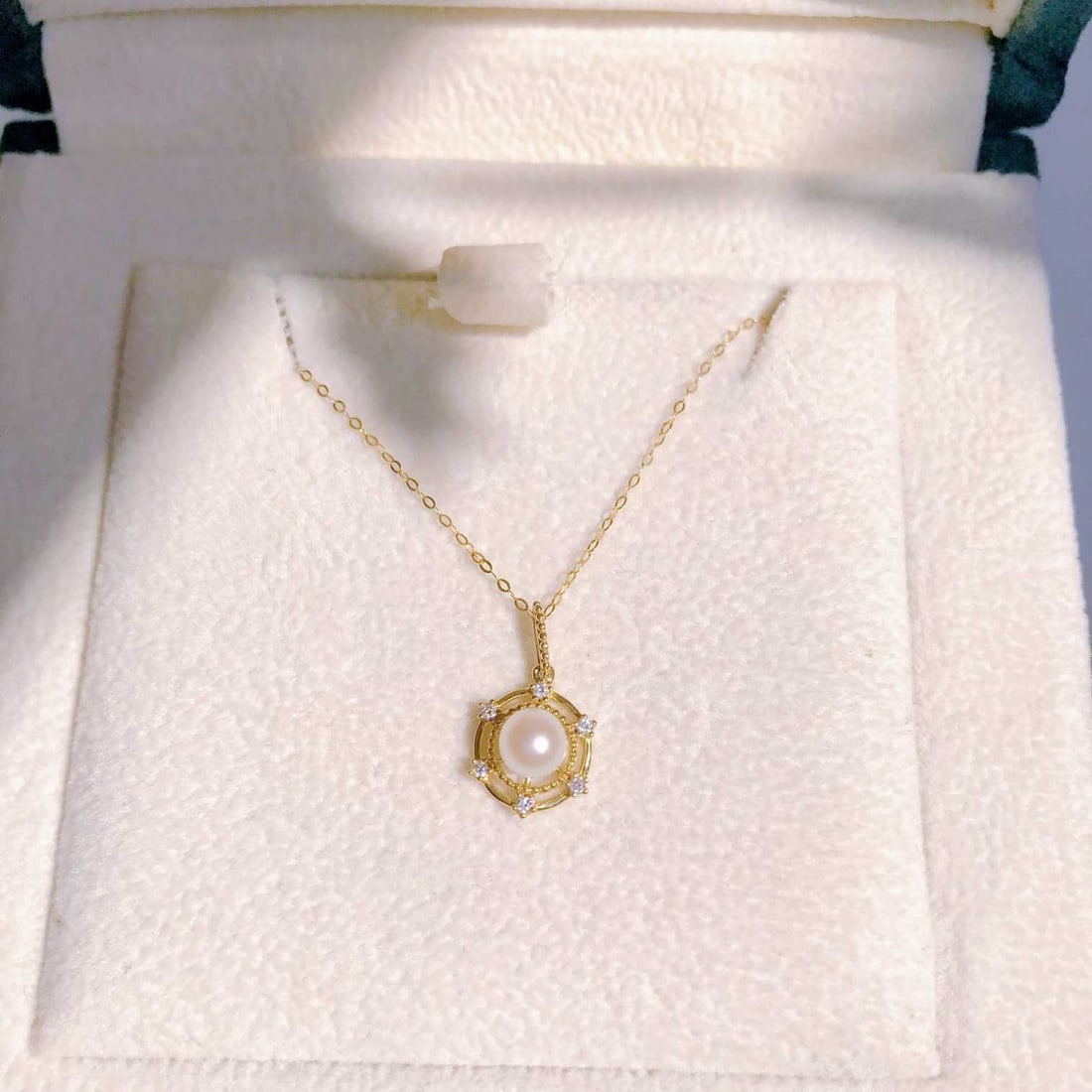 18K Gold Diamond Pearl Necklace: Title: 18K Gold Diamond Pearl Necklace Description: This necklace features 18K gold adorned with sparkling diamonds and pearls, showcasing a perfect blend of elegance and sophistication. Suitable for 