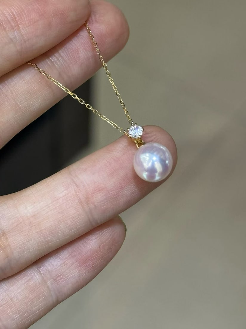 Seawater Akoya Pearl Pendant: Title: Seawater Akoya Pearl Pendant Description: This pendant features an elegant seawater Akoya pearl, exuding noble charm in its simple design. The pearl's luster is as captivating as the aurora, su