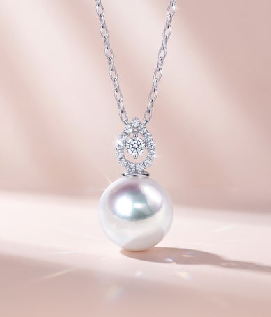 18K Gold Akoya Pearl Pendant: Title: 18K Gold Akoya Pearl Pendant Description: This pendant is crafted from 18K gold and set with a brilliantly lustrous Akoya pearl, exuding elegance. The pearl measures 9-9.5 mm in diameter and