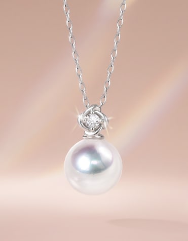 18K Gold Diamond-Set Akoya Pearl Pendant: Title: 18K Gold Diamond-Set Akoya Pearl Pendant Description: This pendant is crafted in 18K gold, featuring an Akoya pearl with an elegant luster. The pearl measures 8.5-9mm, with slight blemishes
