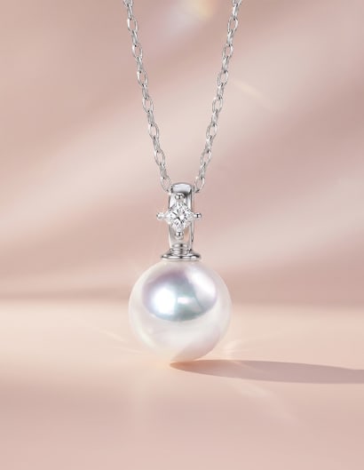 18K Gold Akoya Pearl Pendant: Title: 18K Gold Akoya Pearl Pendant Description: This pendant is meticulously crafted in 18K gold, featuring an Akoya pearl that embodies a perfect blend of elegance and refinement. The luster of the