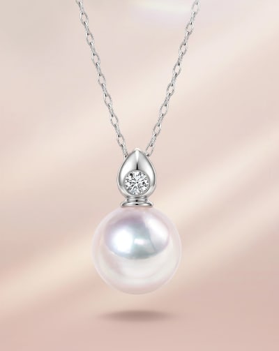 18K Gold Akoya Pearl Pendant: Title: 18K Gold Akoya Pearl Pendant Description: This pendant is meticulously crafted in 18K gold, paired with an Akoya pearl that exudes an elegant luster. The pearl measures between 8.5 to 9mm,