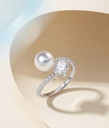 18K Gold Akoya Pearl Ring: Title: 18K Gold Akoya Pearl Ring Description: This ring is meticulously crafted in 18K gold, featuring an elegant Akoya sea pearl with a diameter of 7.5-8mm. The lab-grown diamonds sparkle like