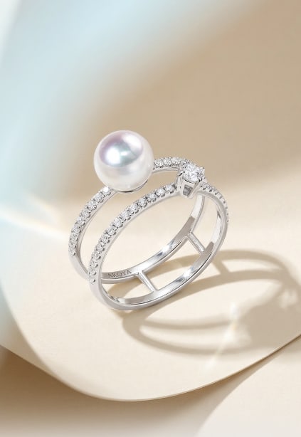 18K Gold Akoya Pearl Ring: Title: 18K Gold Akoya Pearl Ring Description: This ring features an elegant Akoya pearl set in 18K gold, with a diameter ranging from 7 to 7.5mm, showcasing a captivating luster. Two rows of sparkling