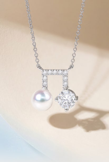18K Gold Akoya Pearl Necklace: Title: 18K Gold Akoya Pearl Necklace Description: This necklace is crafted in 18K gold, featuring Akoya pearls that exhibit a lustrous and bright sheen. The design is stylish and exquisite, suitable