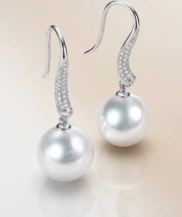 18K Gold GIA Venus South Sea White Pearl Earrings: Title: 18K Gold GIA Venus South Sea White Pearl Earrings Description: These earrings are crafted in 18K gold, set with diamonds, and feature GIA Venus certified South Sea white pearls, exuding underst