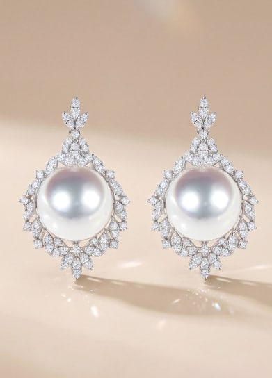 18K Gold GIA Venus Australian White Pearl Earrings: Title: 18K Gold GIA Venus Australian White Pearl Earrings Description: These earrings are meticulously crafted in 18K gold, featuring GIA Venus grade Australian white pearls, exuding unparalleled eleg
