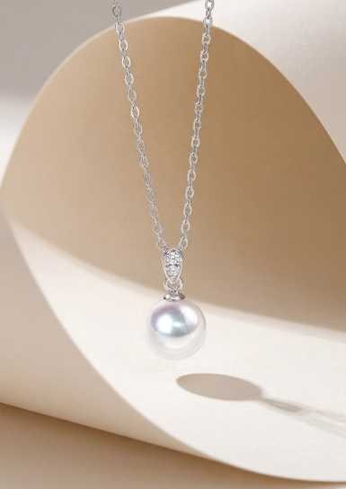 18K Gold Slightly Blemished Akoya Pearl Pendant: Title: 18K Gold Slightly Blemished Akoya Pearl Pendant Description: This pendant is meticulously crafted in 18K gold, featuring a slightly blemished Akoya pearl with an exceptionally bright luster,