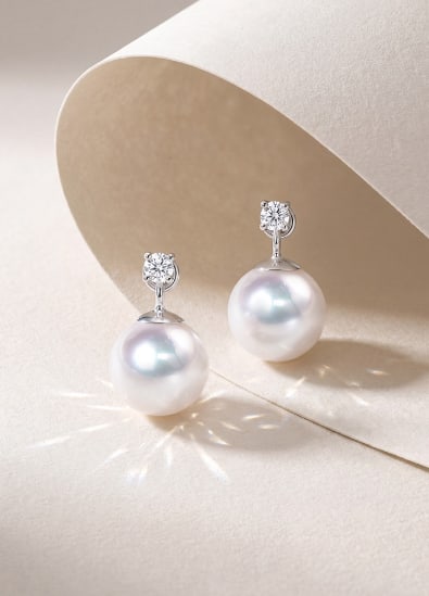 18K gold diamond-encrusted Akoya pearl stud earrings: Title: 18K gold diamond-encrusted Akoya pearl stud earrings Description: These earrings are crafted in 18K gold, featuring lustrous Akoya pearls that exude elegance. The pearls measure 7-7.5 mm in