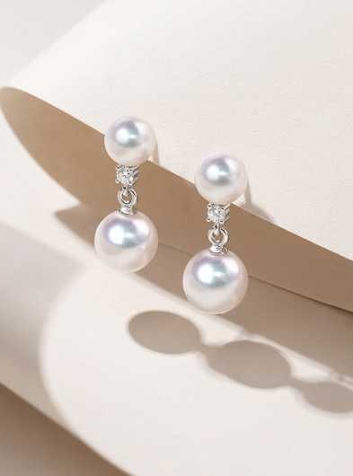 18K Gold Akoya Pearl Earrings: Title: 18K Gold Akoya Pearl Earrings Description: These earrings are crafted in 18K gold, set with Akoya pearls, showcasing exquisite elegance. The vintage court design is adorned with diamonds of