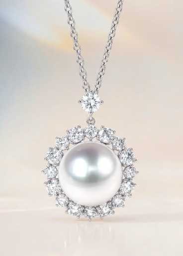 18K Gold South Sea White Pearl Pendant: Title: 18K Gold South Sea White Pearl Pendant Description: This pendant necklace is meticulously crafted in 18K gold, featuring a South Sea white pearl with exceptional luster and minimal blemishes. T