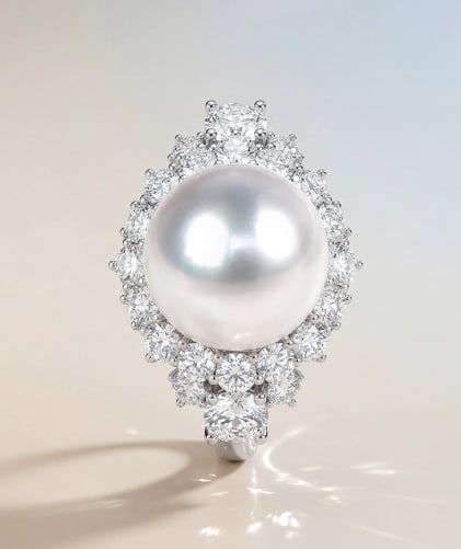 18K Gold South Sea White Pearl Ring: Title: 18K Gold South Sea White Pearl Ring Description: This ring features an 18K gold base set with a South Sea white pearl, showcasing the pearl's natural luster and noble quality. The pearl's