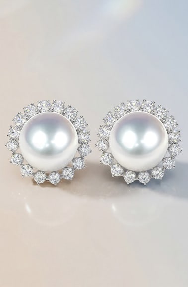 18K Gold South Sea White Pearl Earrings: Title: 18K Gold South Sea White Pearl Earrings Description: These earrings are meticulously crafted in 18K gold, featuring South Sea white pearls that exhibit exceptional luster and minimal