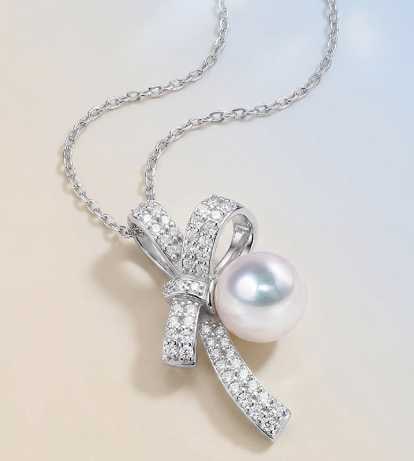 18K Gold Tennyo Grade Akoya Pearl Pendant: Title: 18K Gold Tennyo Grade Akoya Pearl Pendant Description: This pendant is meticulously crafted in 18K gold, featuring a Tennyo grade Akoya seawater pearl with exceptional luster and minimal blemis