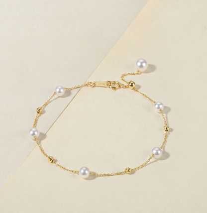 18K Gold Freshwater Pearl Bracelet: Title: 18K Gold Freshwater Pearl Bracelet Description: This bracelet combines 18K gold with freshwater pearls, showcasing a perfect blend of elegance and sophistication. The pearls have a super bright