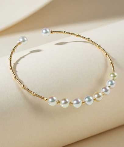 18K Gold Akoya Pearl Bracelet: Title: 18K Gold Akoya Pearl Bracelet Description: This bracelet features 18K gold paired with Akoya pearls, showcasing the natural luster and elegance of the pearls. The pearls' pink champagne hue add