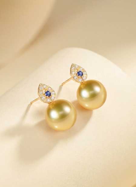18K Gold South Sea Golden Pearl Earrings: Title: 18K Gold South Sea Golden Pearl Earrings Description: These earrings feature 18K gold set with diamonds and sapphires, exuding an elegant and refined aura. The South Sea golden pearls are disti