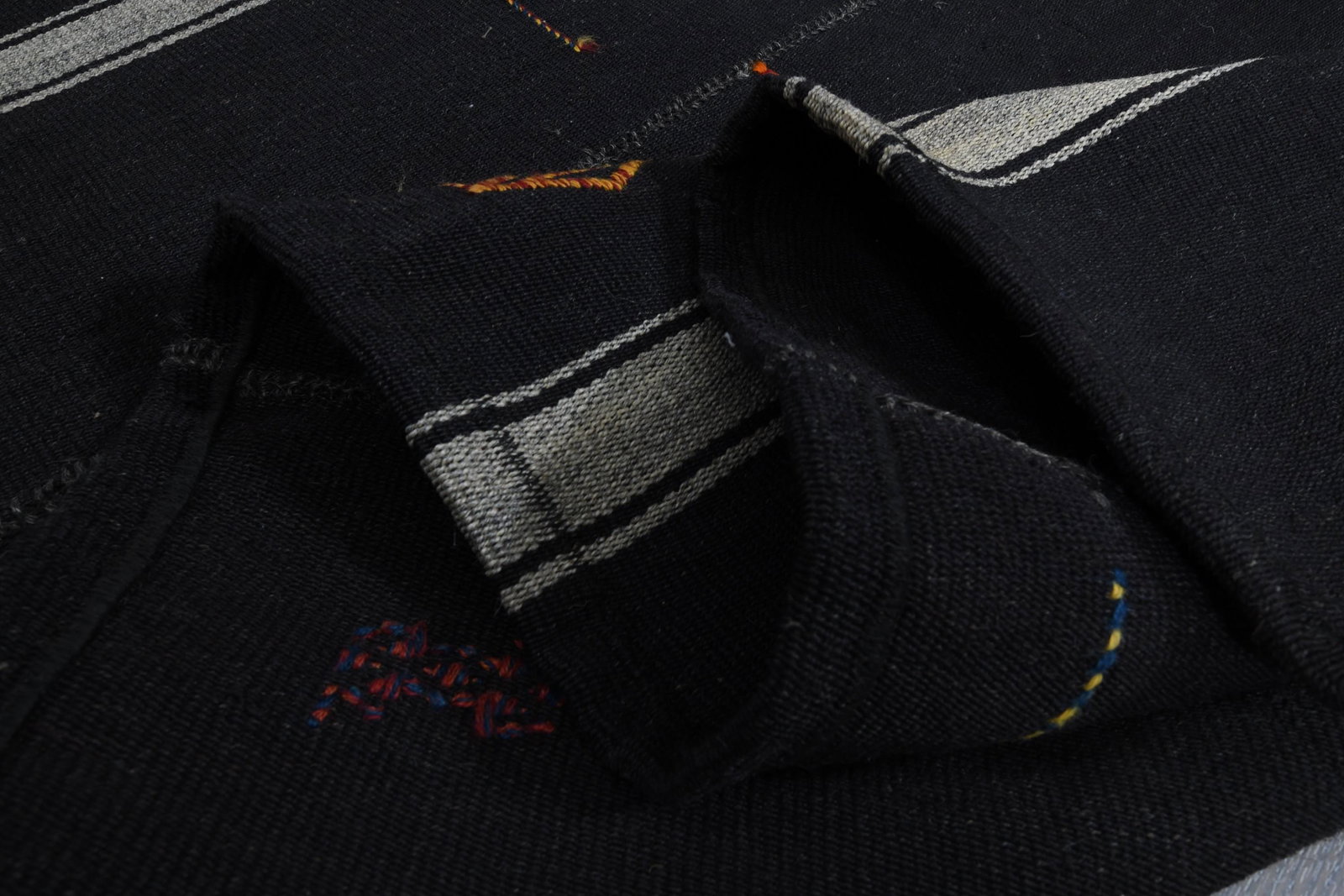 6'4x8'5 ft, BLACK STRIPED RUG - 7