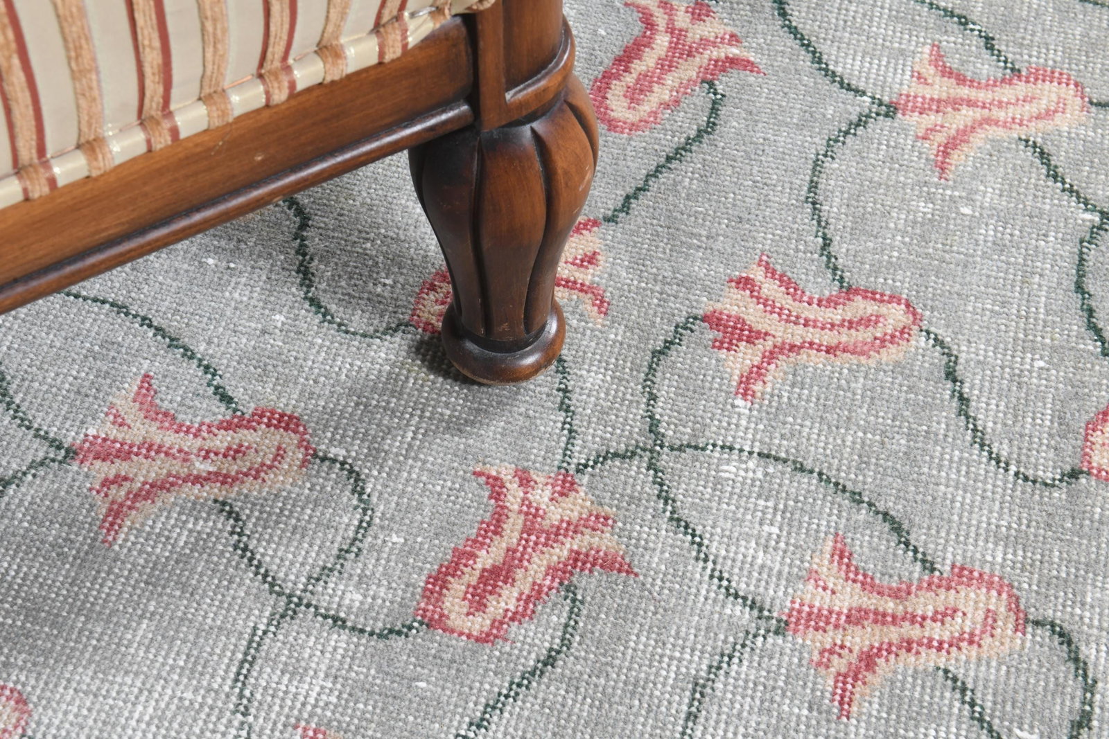 6'6x9'8 ft, GRAY FLORAL RUG: Title: 6'6x9'8 ft, GRAY FLORAL RUG Description: This Turkish one-of-a-kind Vintage Turkish Rug is hand-knotted and handwoven by the most skilled artisans who use pure wool, in muted, natural tones,