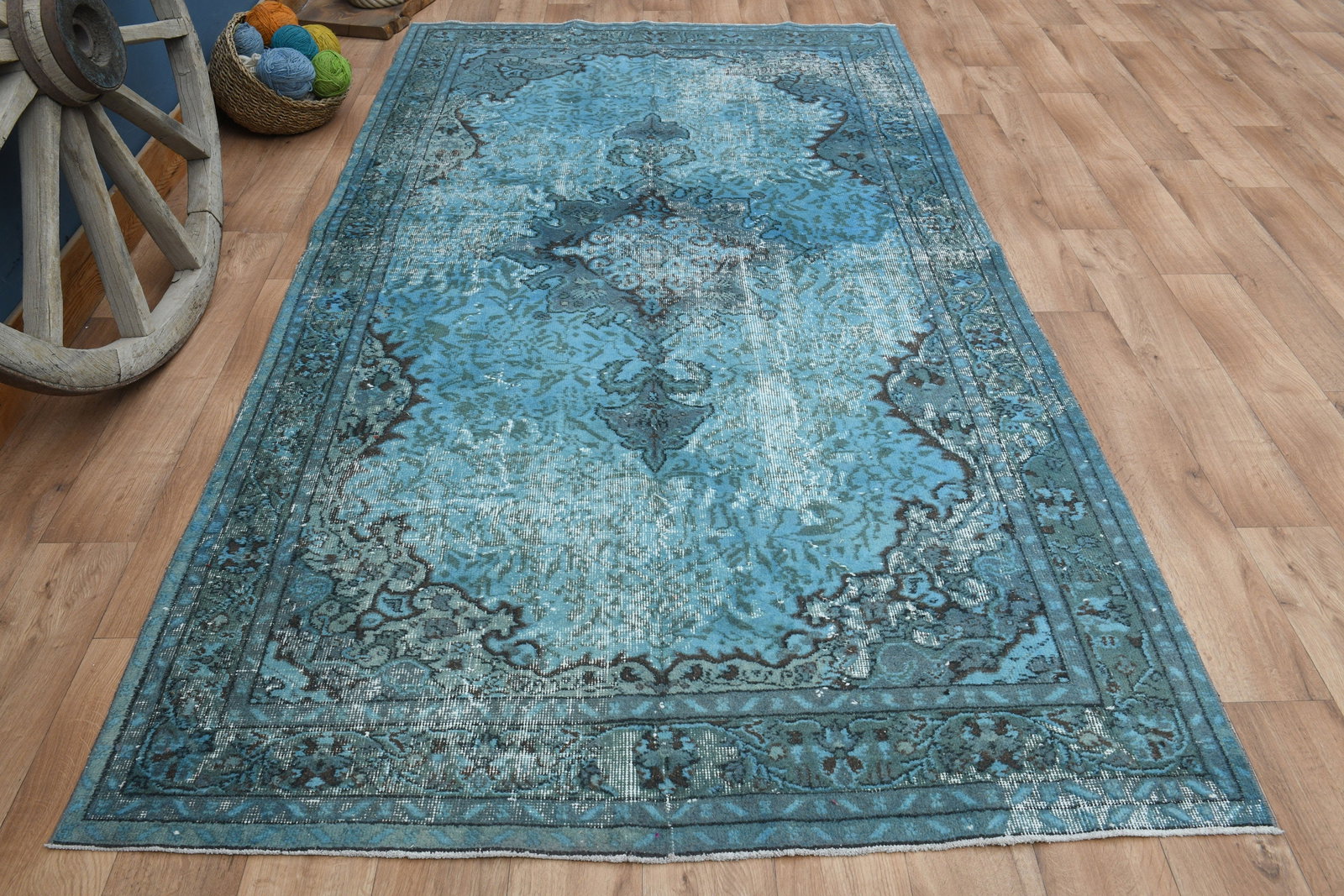 5'2x9,5 ft, VINTAGE TURKISH RUG: Title: 5'2x9,5 ft, VINTAGE TURKISH RUG Description: This Turkish one-of-a-kind Vintage Turkish Rug is hand-knotted and handwoven by the most skilled artisans who use pure wool, in muted, natural tones