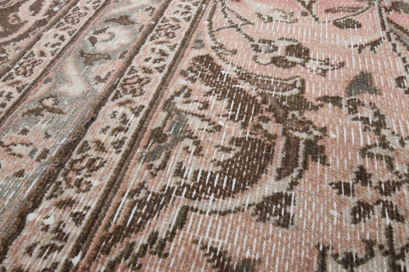 9.6x11.4 ft,PINK, OVERSIZED, Vintage: Title: 9.6x11.4 ft,PINK, OVERSIZED, Vintage Description: This Turkish one-of-a-kind Anatolian Vintage Rug is hand-knotted and handwoven by the most skilled artisans who use pure wool, in muted,
