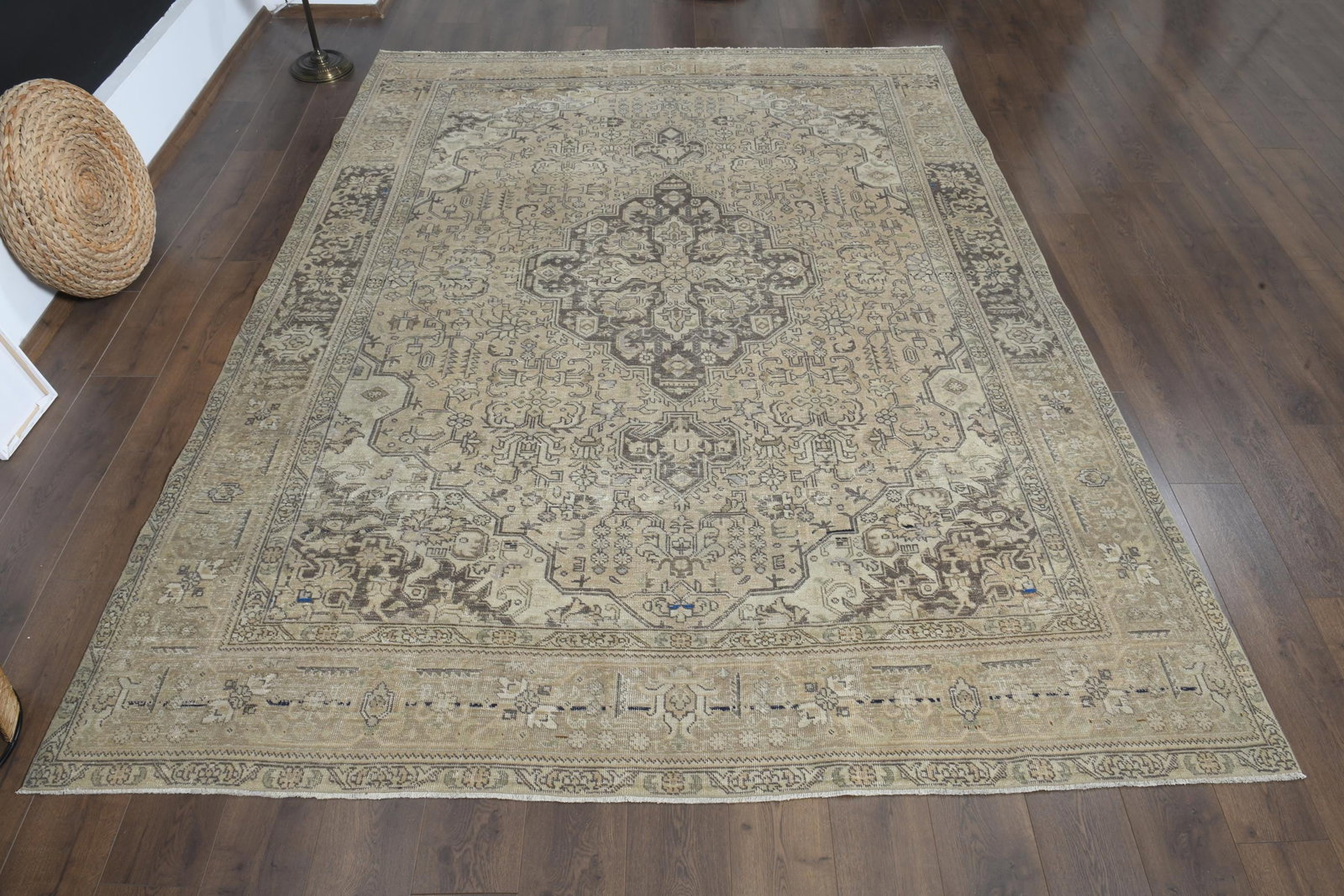 8.1x10'4 ft, OVERSIZED PERSIAN RUG, Living Room Rug: Title: 8.1x10'4 ft, OVERSIZED PERSIAN RUG, Living Room Rug Description: This Turkish one-of-a-kind Anatolian Vintage Rug is hand-knotted and handwoven by the most skilled artisans who use pure wool, i