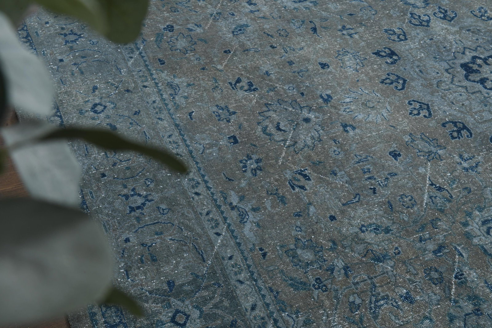 9'4x12'7 ft, VINTAGE ANTIQUE RUG, Living Room: Title: 9'4x12'7 ft, VINTAGE ANTIQUE RUG, Living Room Description: This Turkish one-of-a-kind Anatolian Vintage Rug is hand-knotted and handwoven by the most skilled artisans who use pure wool, in