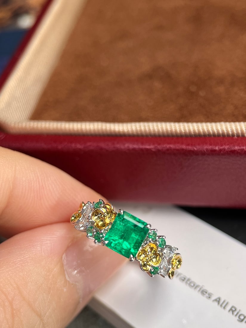 18K Gold Vivid Green Emerald Ring - 2