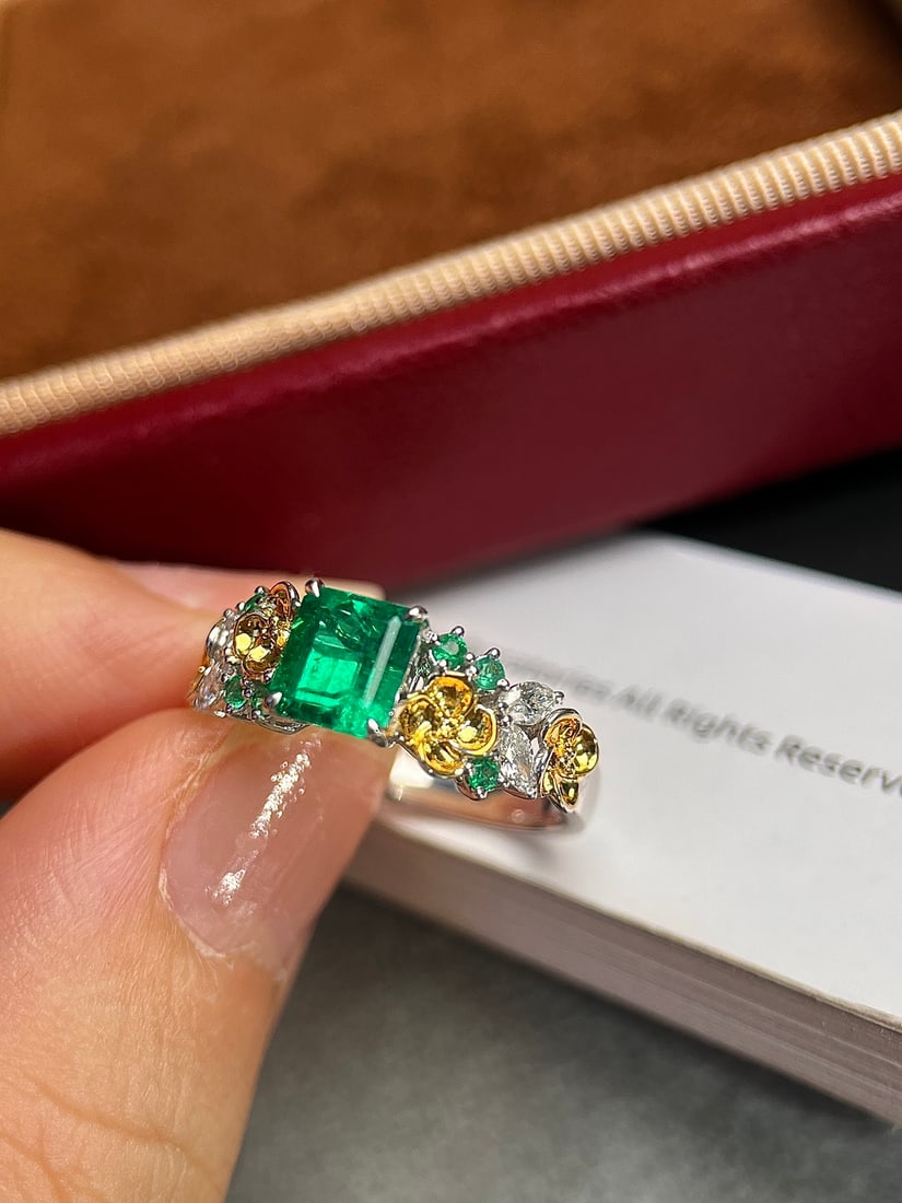 18K Gold Vivid Green Emerald Ring - 3