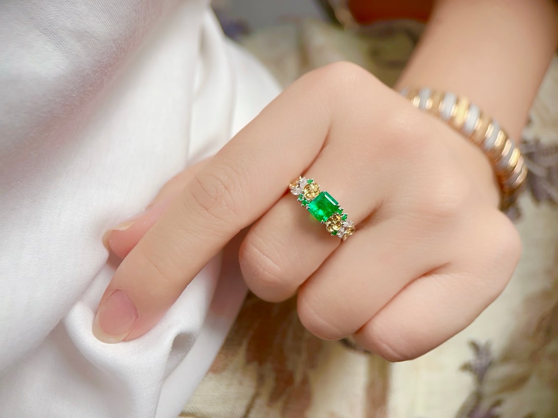 18K Gold Vivid Green Emerald Ring - 4