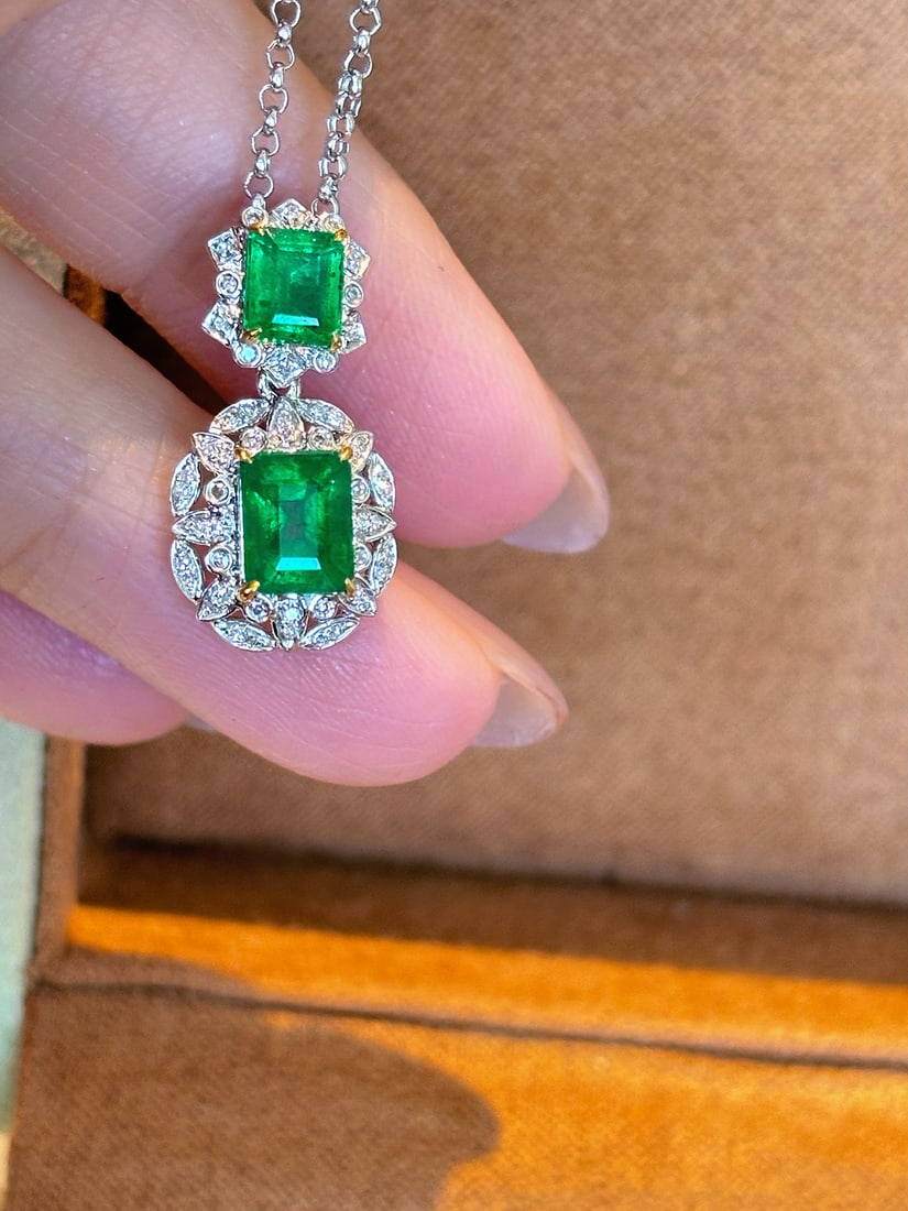 18K Gold Vivid Green Emerald Pendant - 7