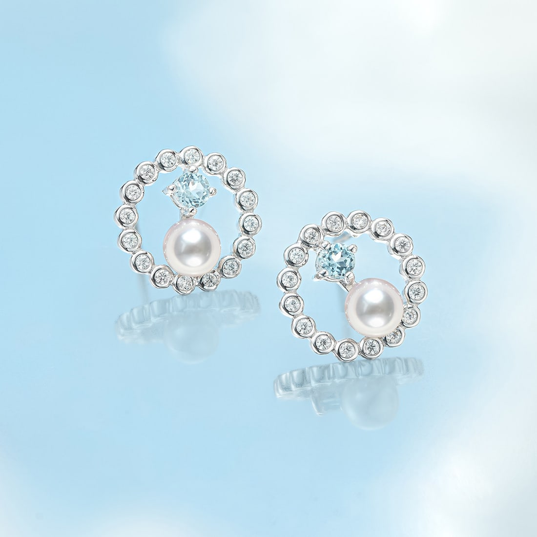 S925 Silver Seawater Pearl Earrings: Title: S925 Silver Seawater Pearl Earrings Description: These earrings feature elegant seawater pearls as the main stone, set in exquisite S925 silver, showcasing a simple yet luxurious style. The