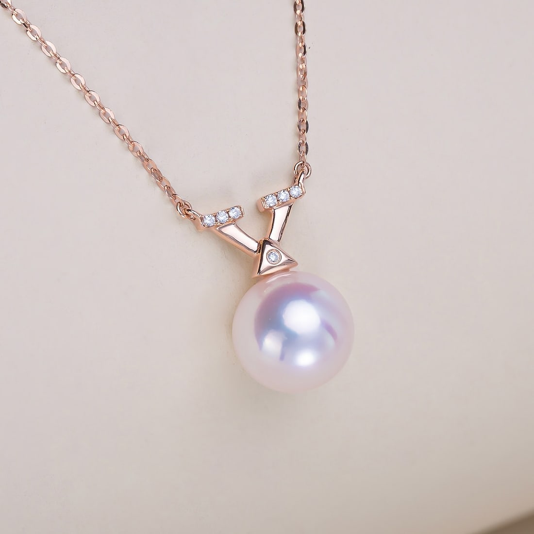 18K Gold AKOYA Pearl Necklace: Title: 18K Gold AKOYA Pearl Necklace Description: This necklace is meticulously crafted in 18K gold, paired with elegant AKOYA pearls, showcasing a perfect blend of nobility and elegance. The luster