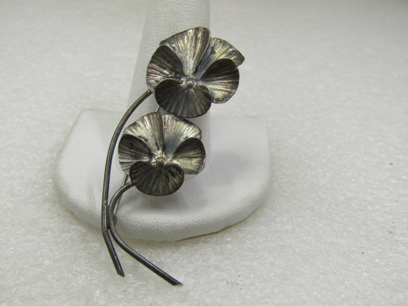 Vintage Sterling Pansy Brooch sigined Stuart Nye, 2.25": Title: Vintage Sterling Pansy Brooch sigined Stuart Nye, 2.25" Description: Vintage Sterling Pansy Brooch sigined Stuart Nye, 2.25" talla nd 1" wide. Two pansy blossoms ; the top is slightly larger th