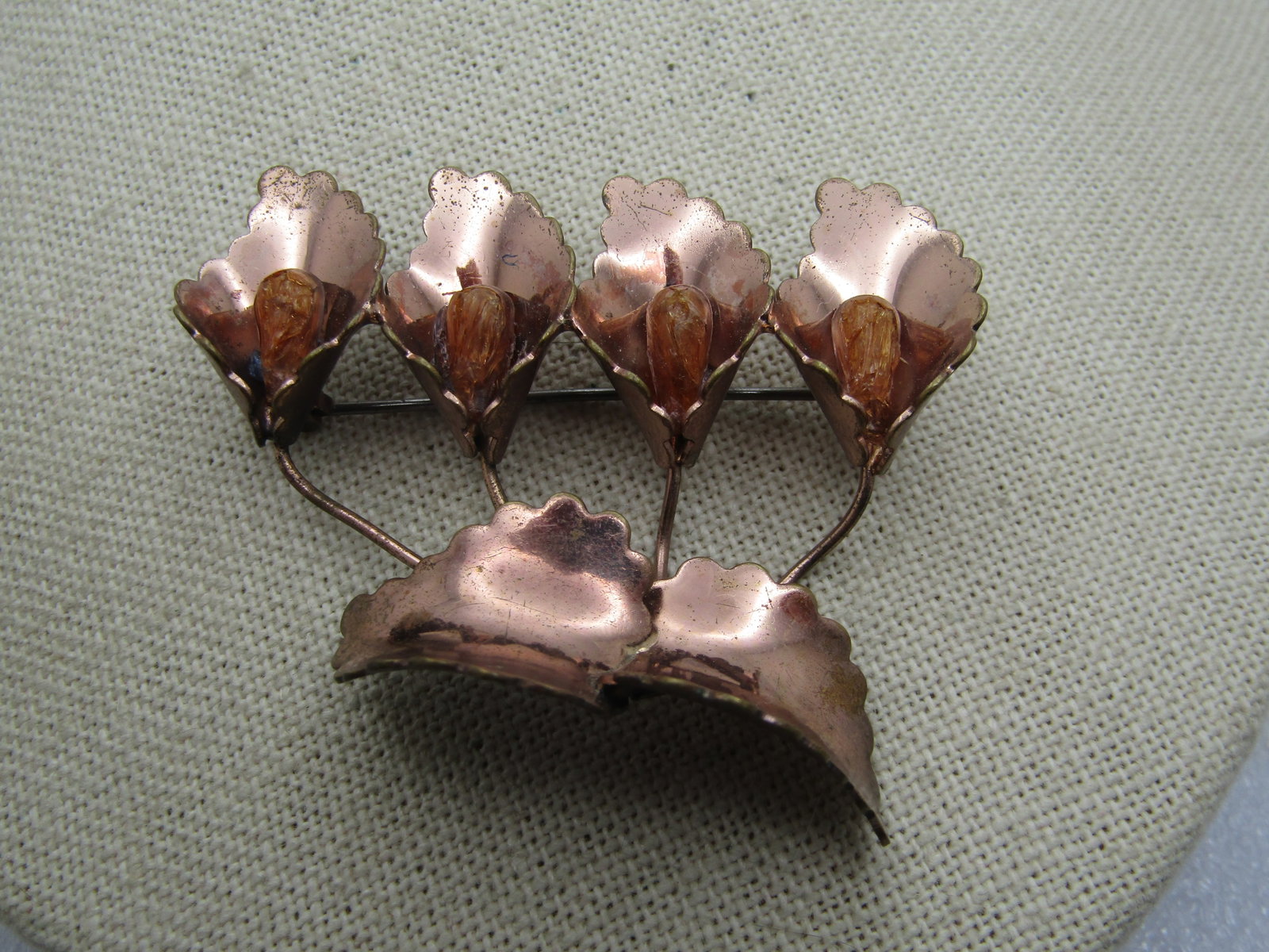 Vintage Rose to Coppertone Floral Brooch, 1940's: Title: Vintage Rose to Coppertone Floral Brooch, 1940's Description: Vintage Cala Lily Rose to Coppertone Floral Brooch, 1940's. This has four cala lilies that are upright with crackle amber bead cent