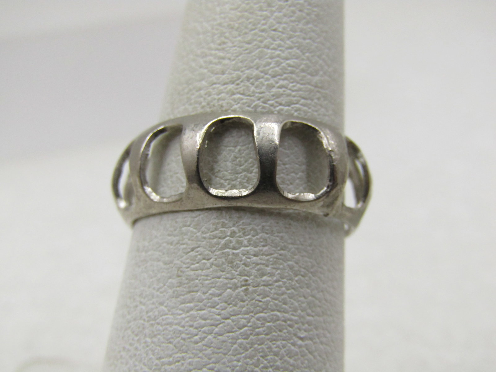 Vintage Sterling Open Oval Band Ring, Sz. 7.: Title: Vintage Sterling Open Oval Band Ring, Sz. 7. Description: Vintage Sterling Open Oval Band Ring, Sz. 7. This is 7mm wide and a size 7 and weight is appx. 1.16 gr. It is not marked or signed. It