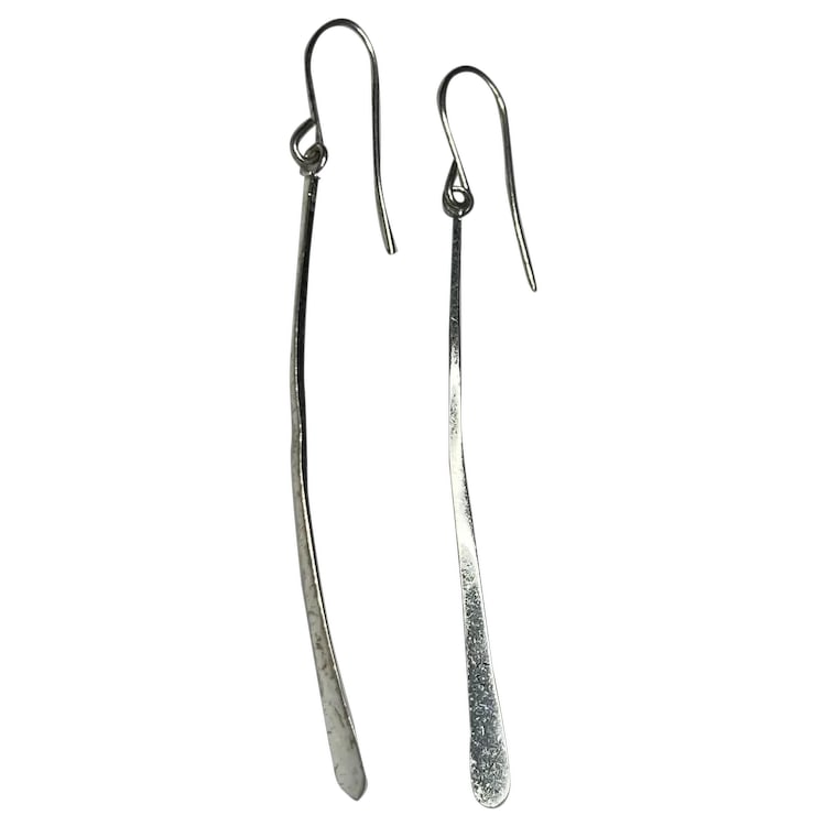 Estate Long Modern Sterling Silver Earrings: Title: Estate Long Modern Sterling Silver Earrings Description: Estate Long Modern Sterling Silver Earrings. Sterling Silver. Weighs 1.4 grams. Approx. 2.75 inches long Date/Period: Vintage
