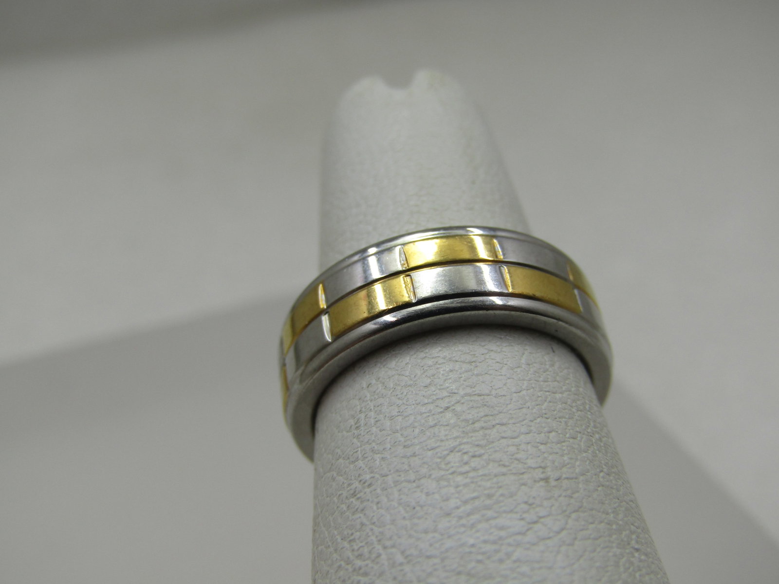 Two-Tone Wedding Band, Sz. 5, 6mm, Signed Spikes: Title: Two-Tone Wedding Band, Sz. 5, 6mm, Signed Spikes Description: Two-Tone Wedding Band, Sz. 5, 6mm, Signed Spikes. This has gold rectangular and silver rectangular pattern around the band arranged