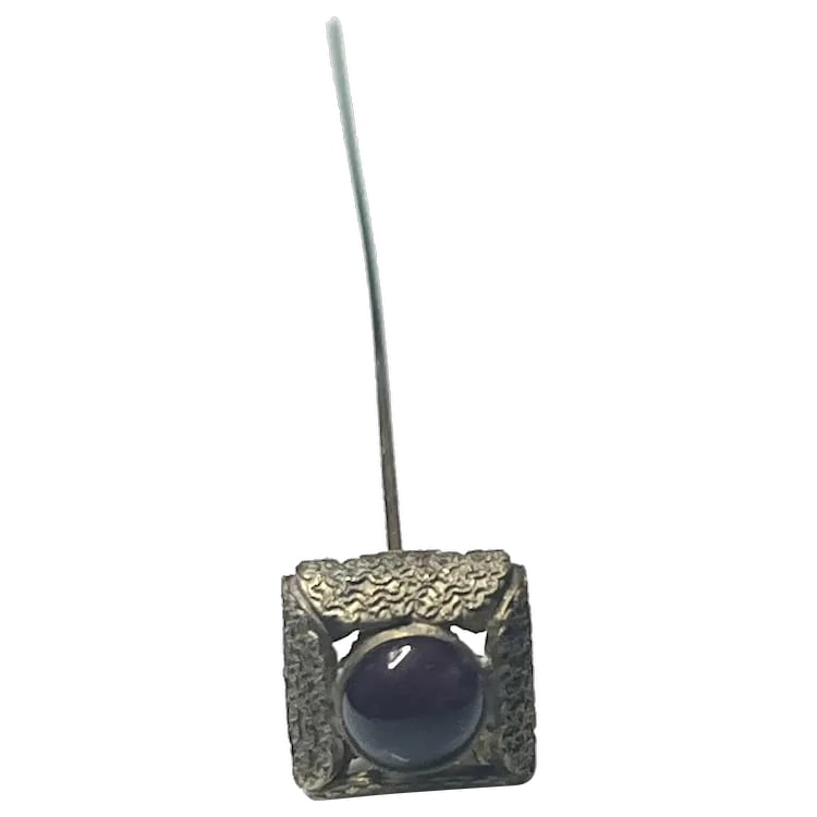 Vintage Amethyst Cabochon Hatpin: Title: Vintage Amethyst Cabochon Hatpin Description: Vintage Amethyst Cabochon Hatpin . Hallmarked: No Hallmark Seen. Weighs 7.4 grams. Measures Approx. 9 inches long .5 x .5 Date/Period: Vintage