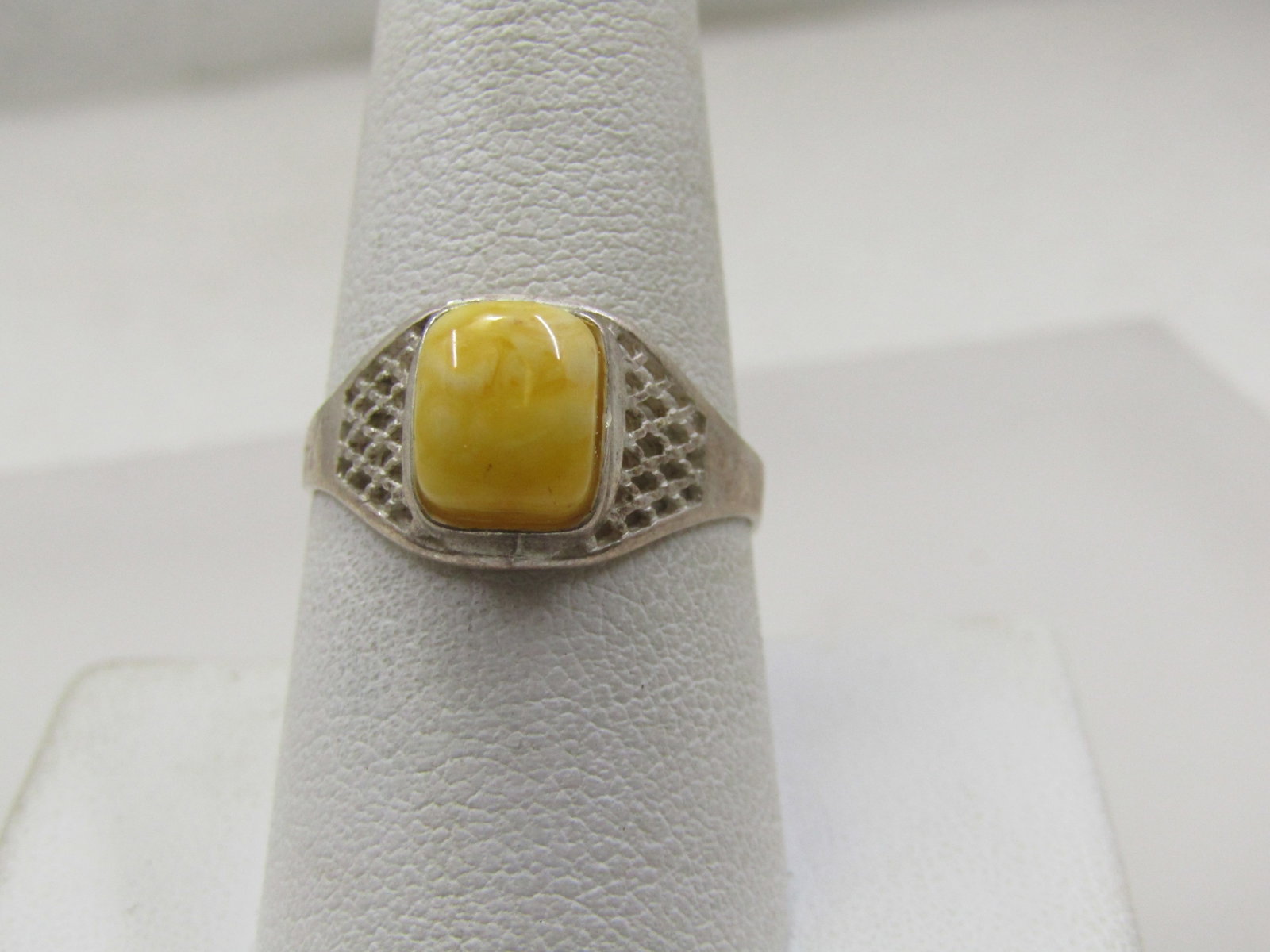Vintage Yellow Stone Ring, Sz 9.25, Silver Tone: Title: Vintage Yellow Stone Ring, Sz 9.25, Silver Tone Description: Vintage Yellow Stone Ring, Sz 9.25, Silver Tone. This is a yellow stone with lighter shading within the stone and some clearer